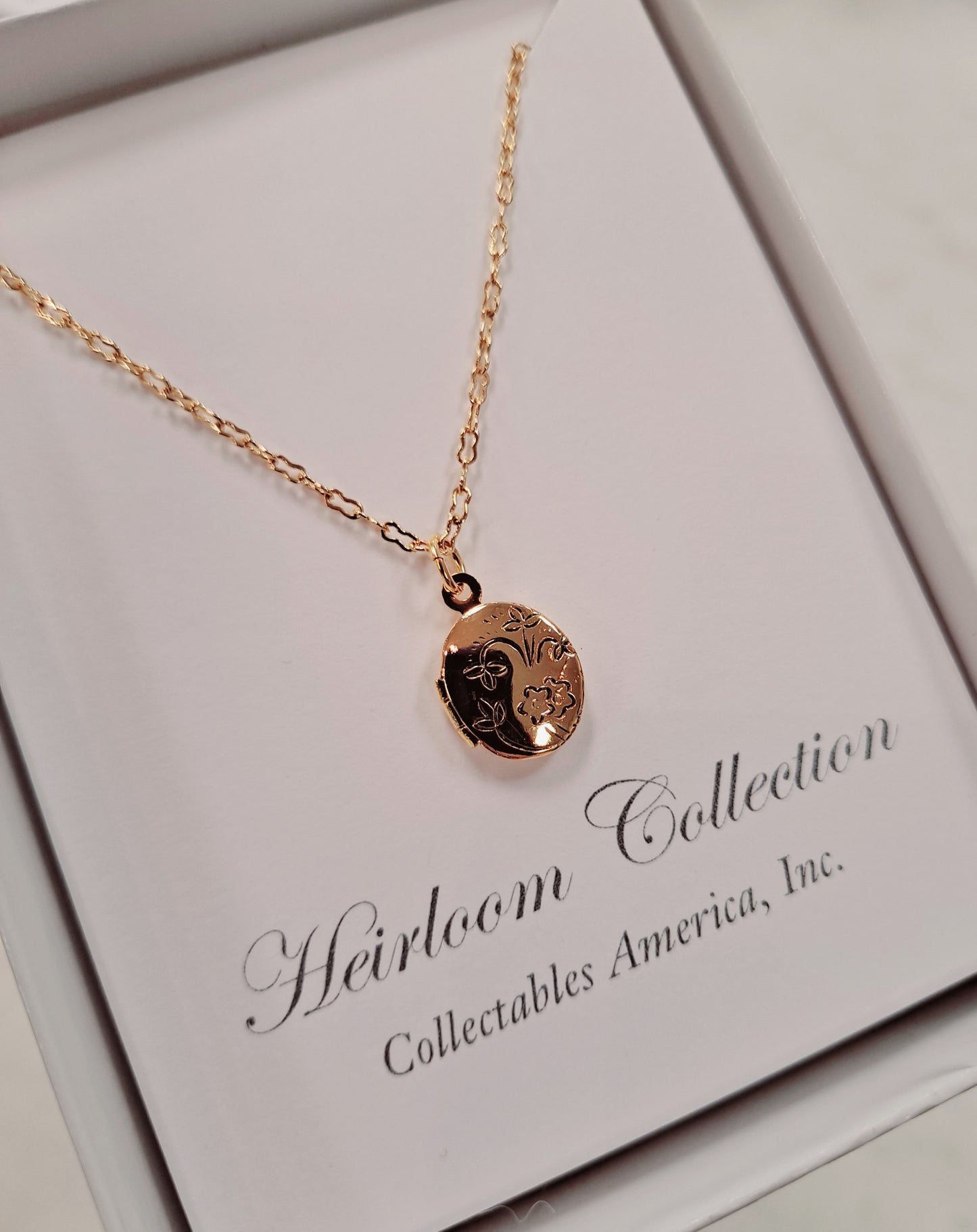 Collectables America - Gold Oval Locket CJ-302